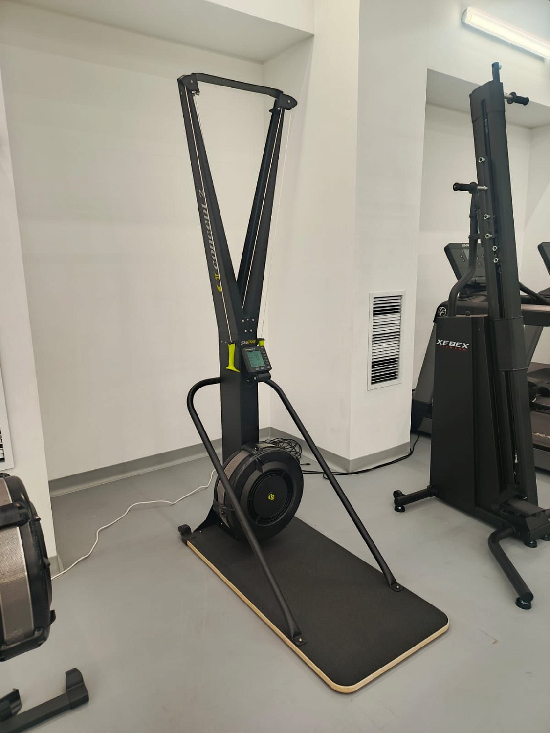 Доставили и собрали для ФК «Динамо» (Москва) гребной тренажёр Concept RowErg, лыжный тренажёр Concept SkyErg и грузоблок для махов Vision